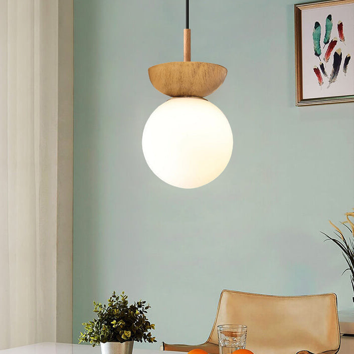 Nordische Kugel-Deckenlampe – Holzmaserung & Metallakzent