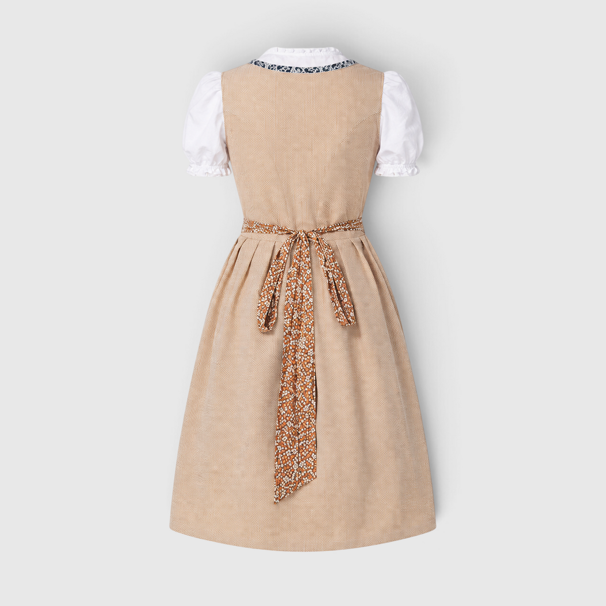 Dirndl mit Spitzenbluse und Schürze