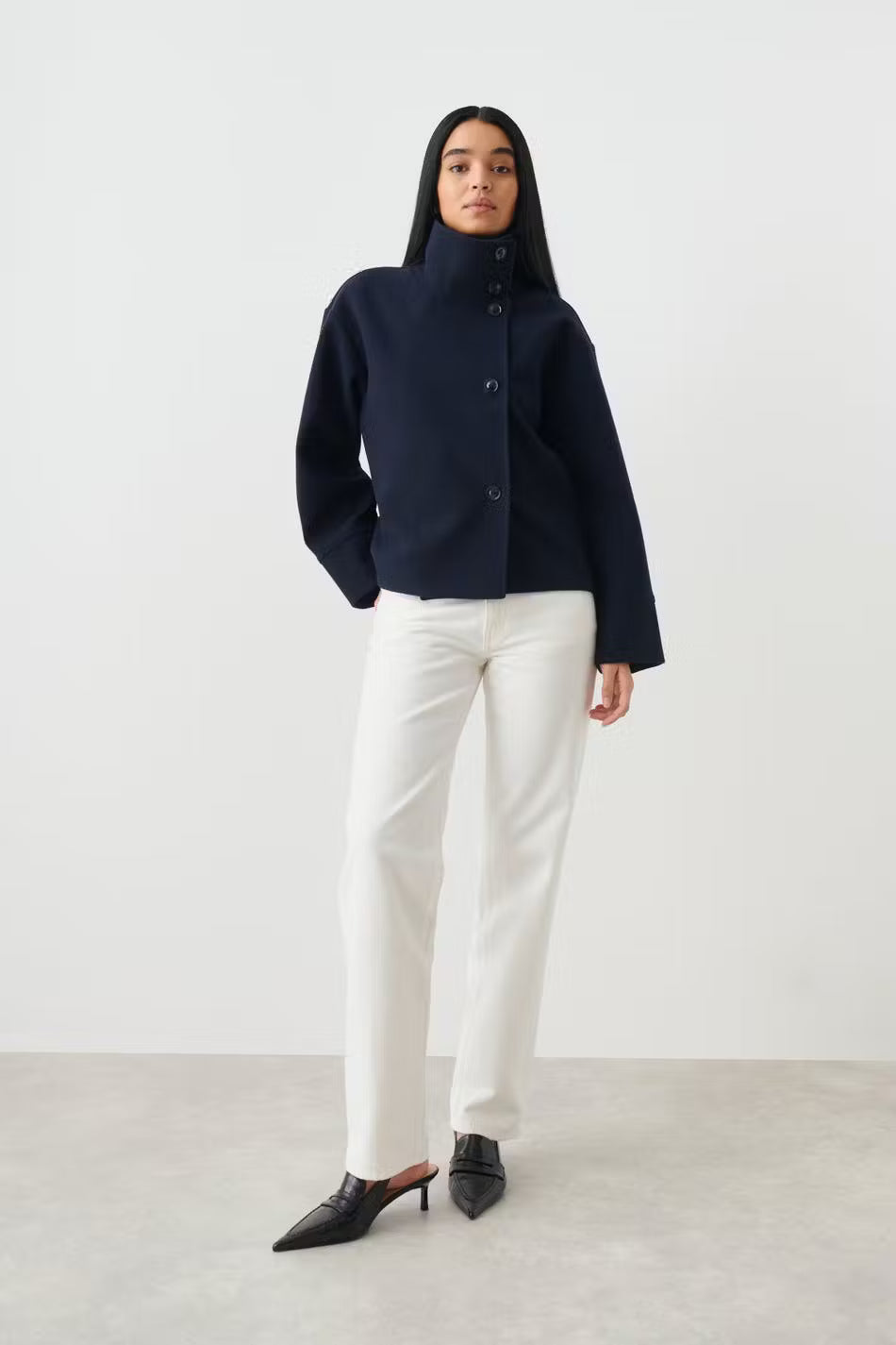 Damen Kurze Herbstjacke mit elegantem Kragen und Knopfverschluss