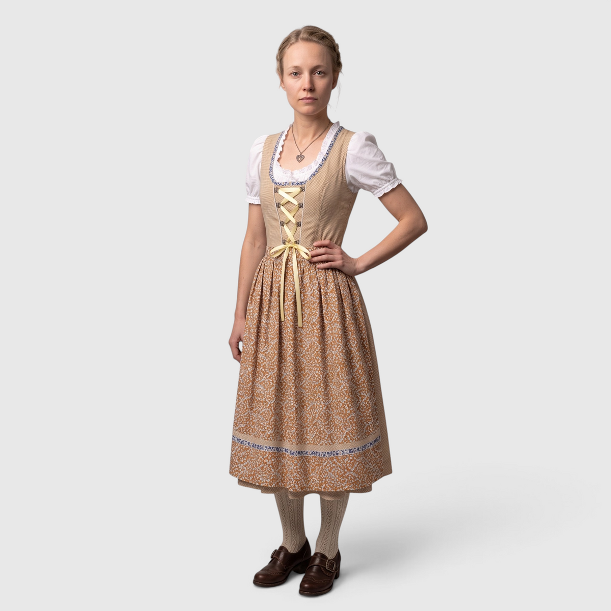 Dirndl mit Spitzenbluse und Schürze