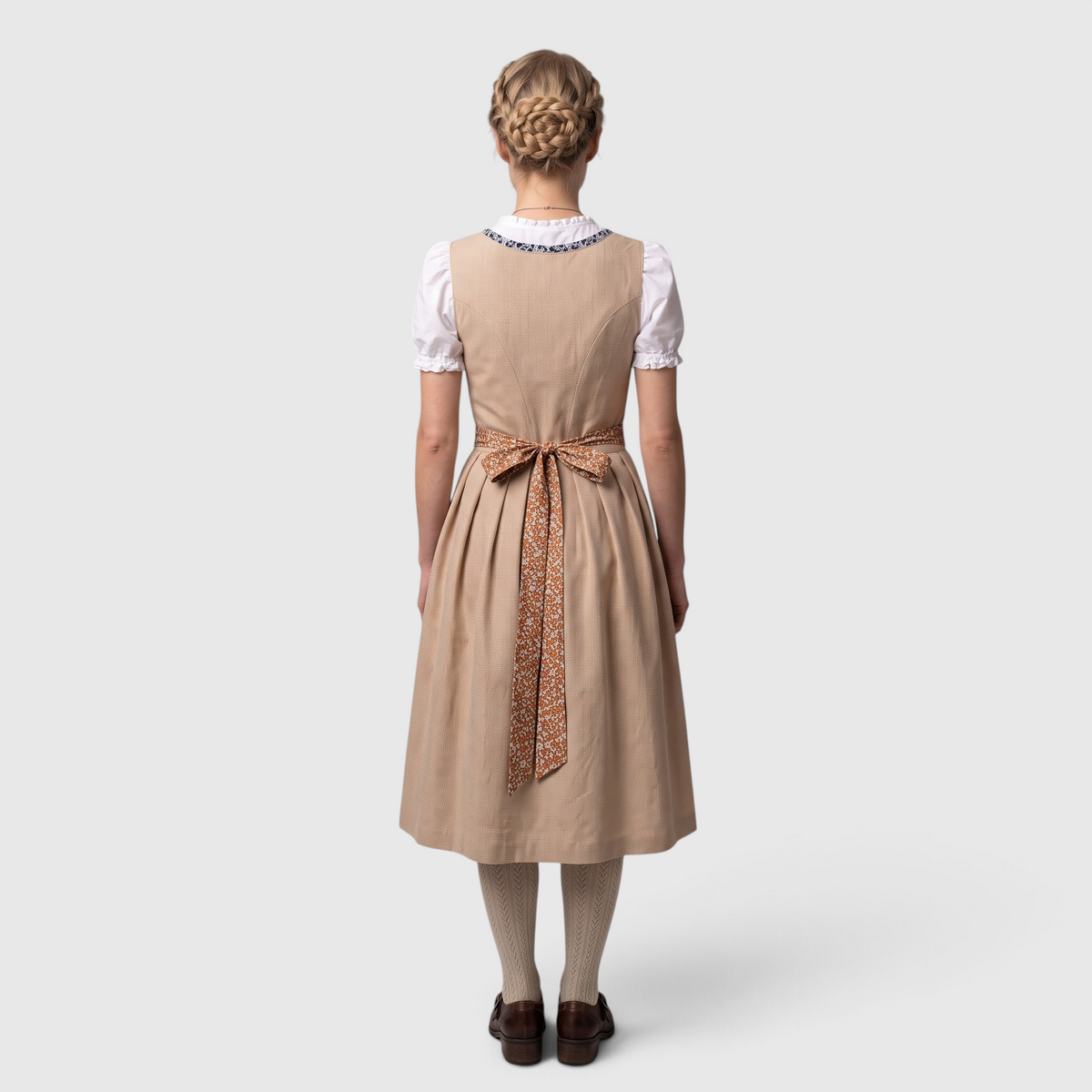 Dirndl mit Spitzenbluse und Schürze