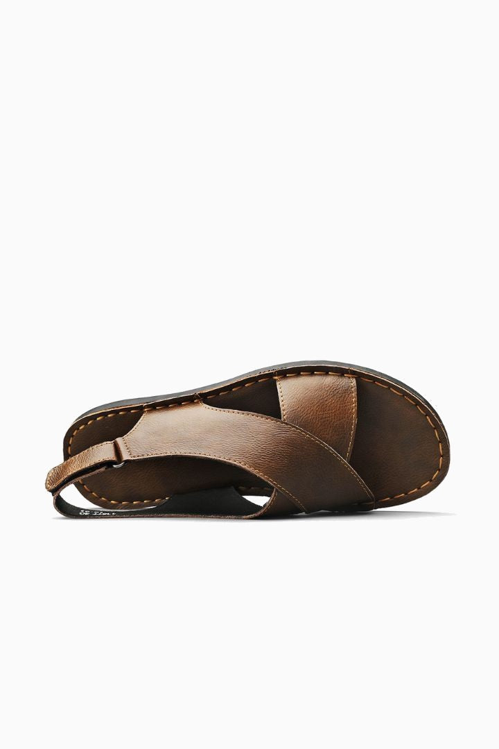 Herresandaler i brunt læder med krydsrem – komfortable slip-ons til sommer - - Sko