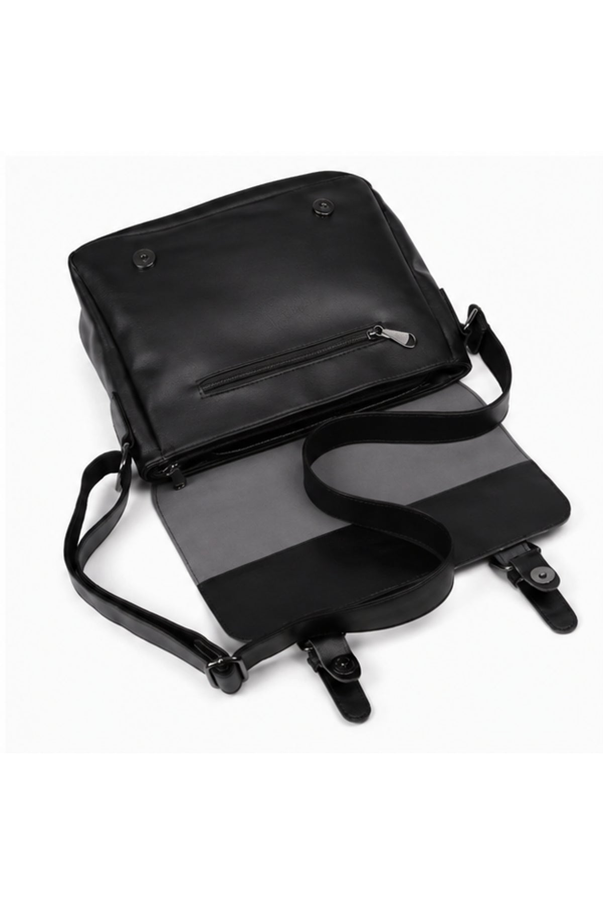 Schwarze Messenger-Tasche mit Überschlag und Schnallendetail