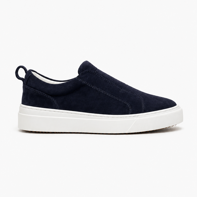 Herren-Slip-On-Sneaker aus marineblauem Wildleder mit weißer Gummisohle