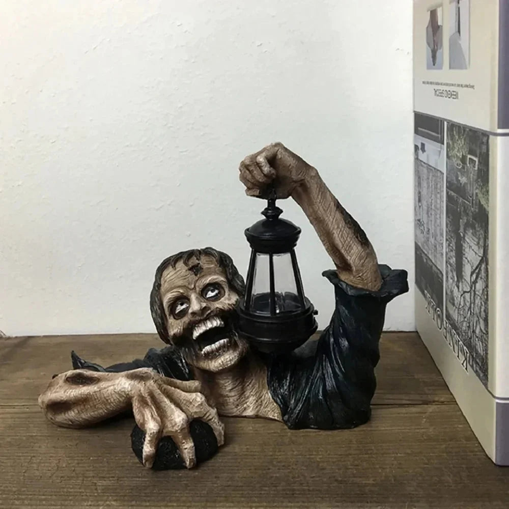 Zombie-Gartenfigur mit Laterne - Harz Halloween-Deko